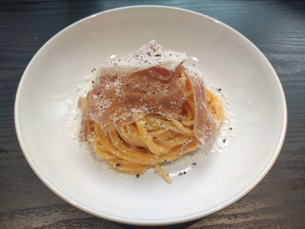 Prosciutto carbonara style pasta 