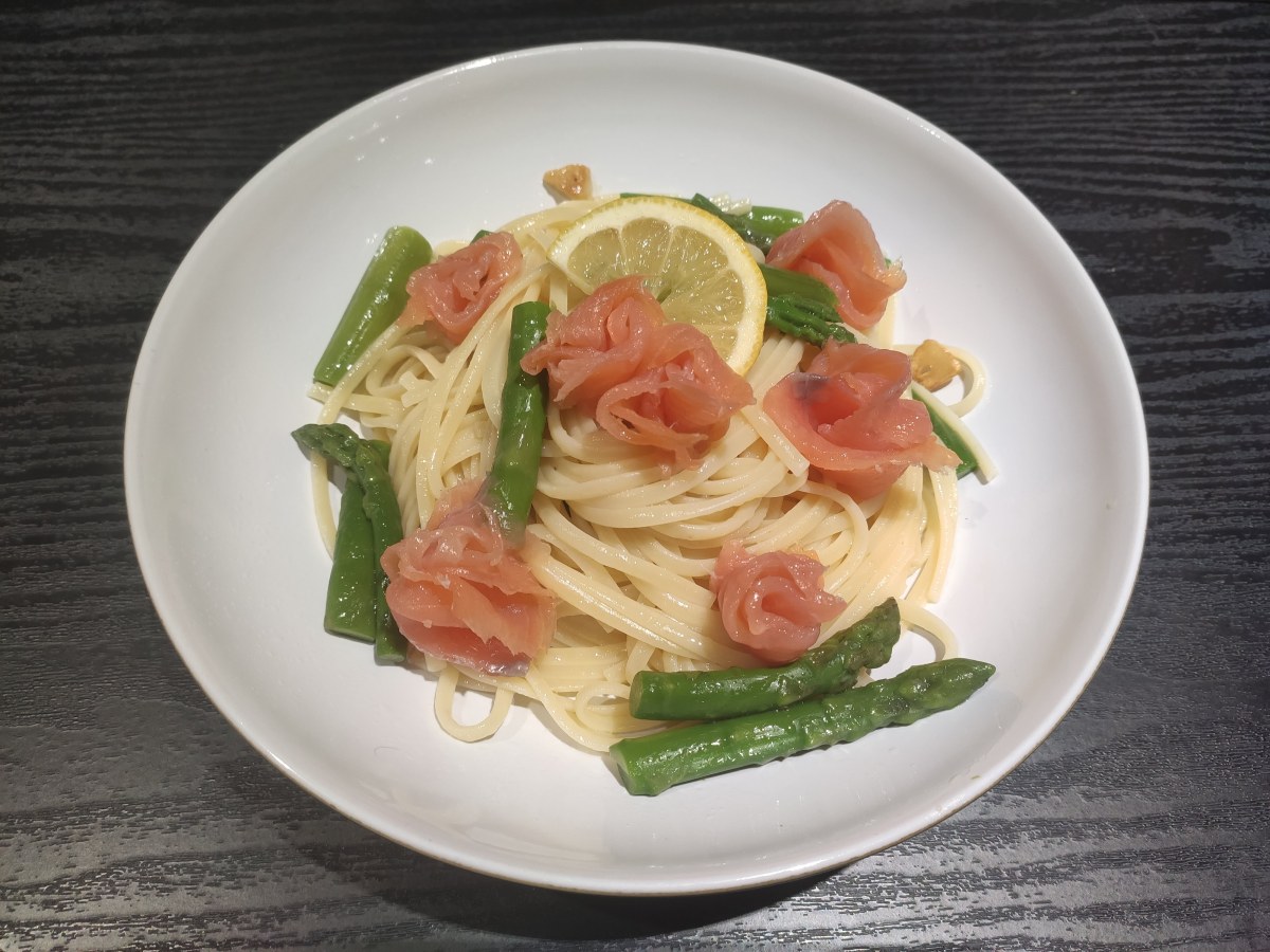 Smoke salmon & asparagus pasta 