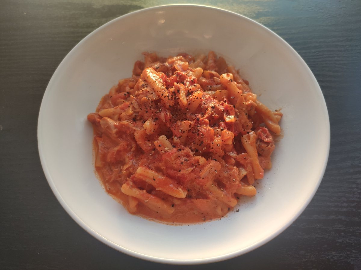 Spicy tuna and tomato cream&nbsp;pasta