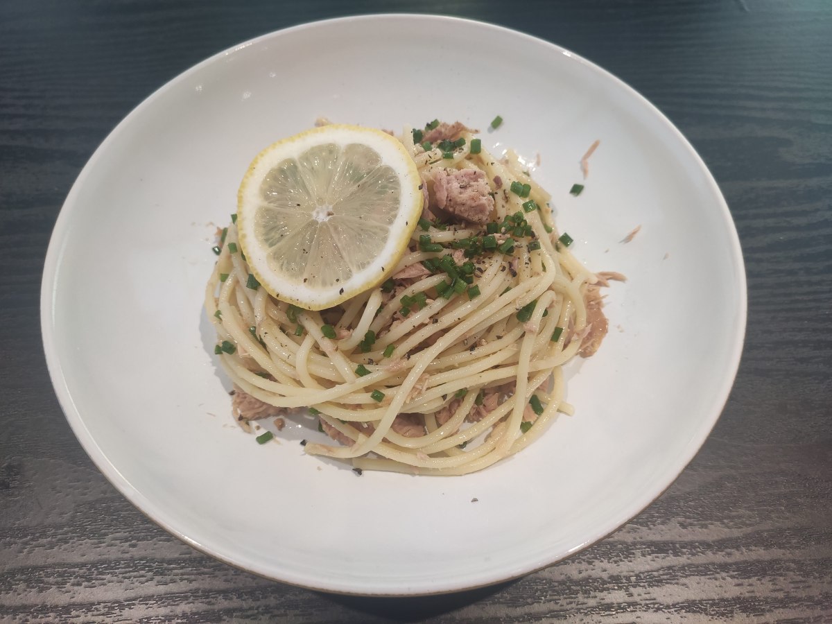 Tuna lemon pasta with chive 